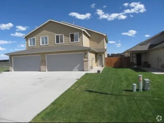 Building Photo - 3 BEDROOM, 2.5 BATHROOM TOWNHOME WITH 2 CA...