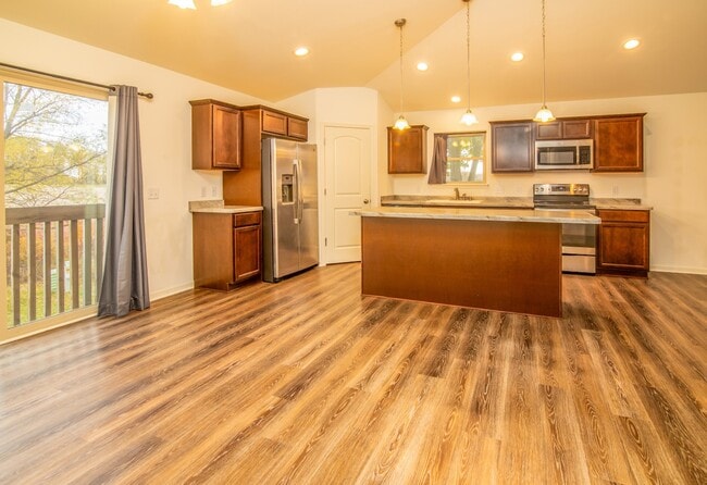 Photo - 501 Cobblestone Way