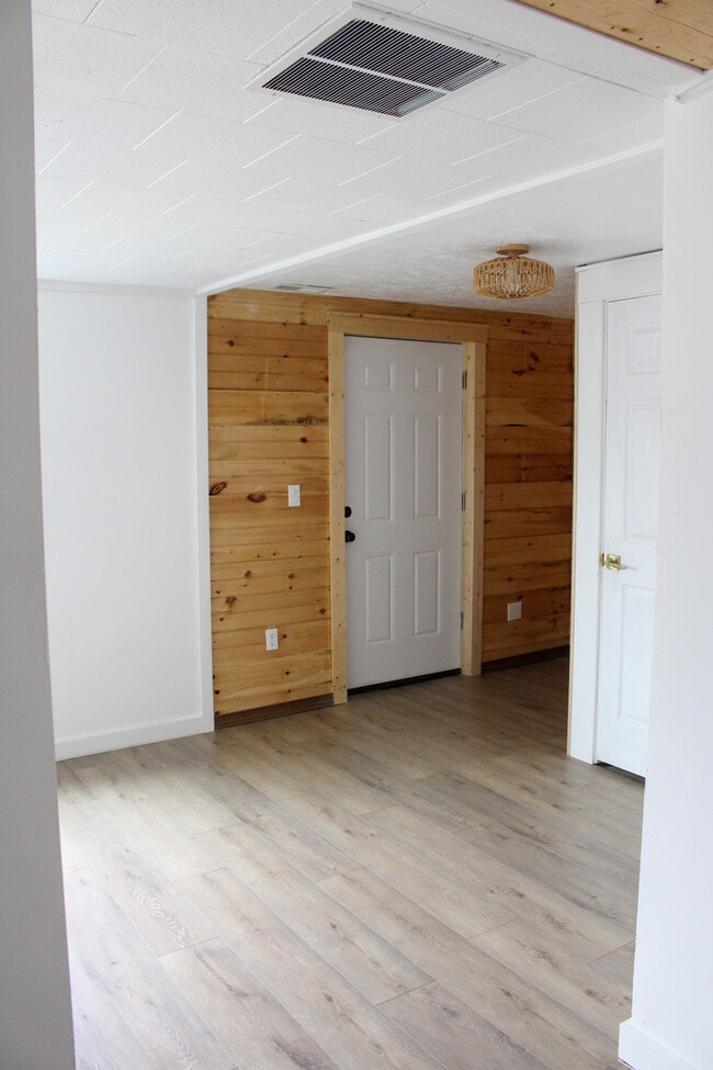 Photo - 842 Lloyd Ave