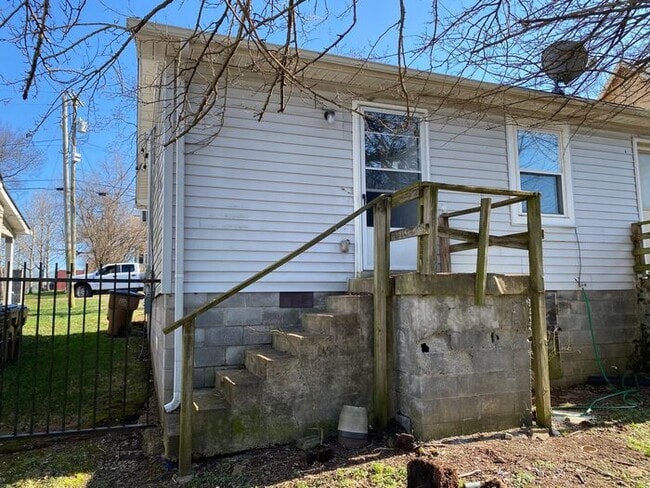 Photo - 1 Bedroom Renovated Duplex Unit - Great Lo...