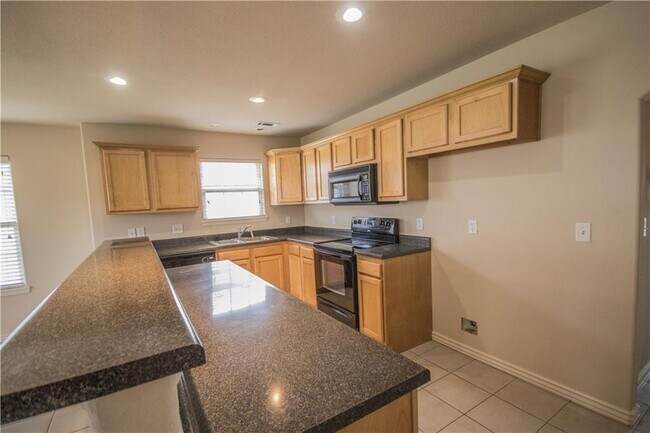 Photo - 912 Oakwood Ln