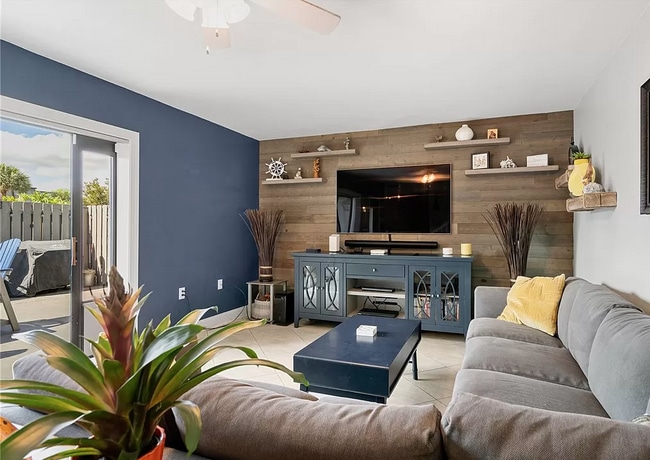 Photo - 445 E Waverly Pl Townhome