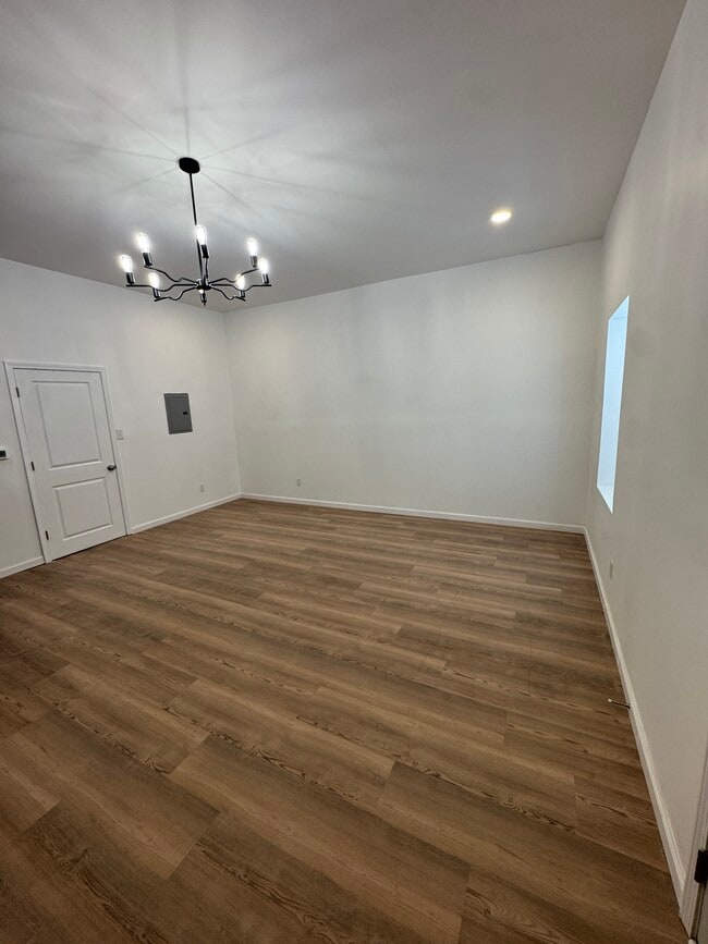 Building Photo - 839 S Jackson St Unit 2