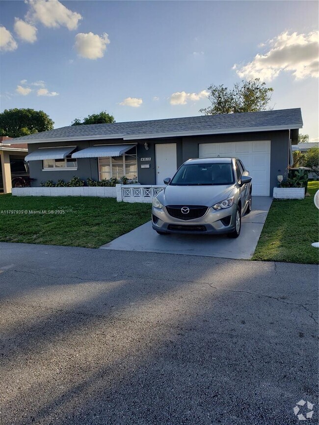 Building Photo - 4812 NW 49th Pl Rental