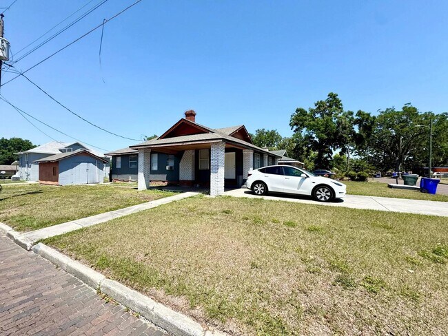 Photo - 1047 Sycamore St