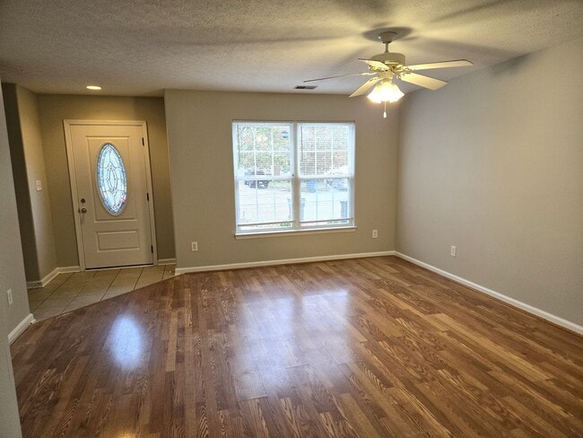 Photo - 1092 Winding Oak Trail