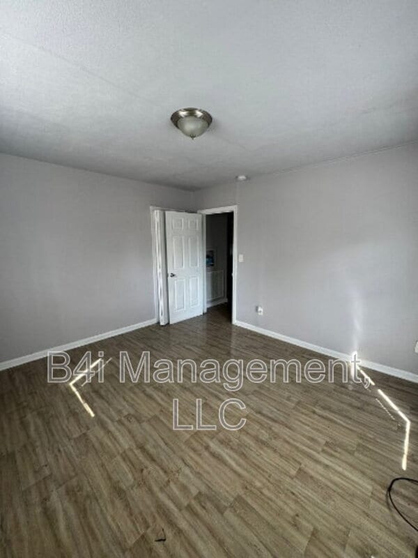 Photo - 2343 Huggins St