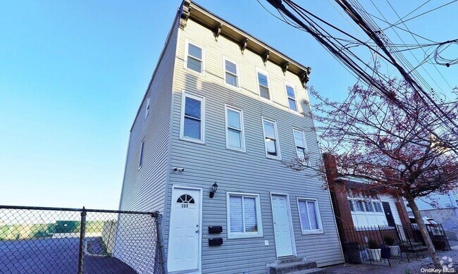 Building Photo - 123 St Marys Ave Unit 1st fl Rental