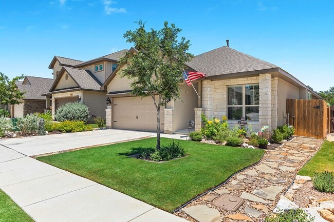 Building Photo - "Charming 3-Bedroom Retreat with 2 Baths i...