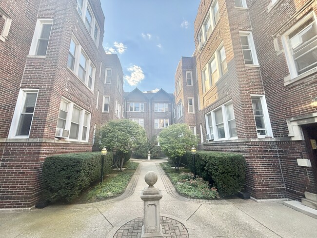 Building Photo - 4866 N Ashland Ave Unit 2E