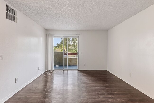 Photo - Updated 1BD/1BA Apartment in well maintained Complex in Sylmar. Unidad 113