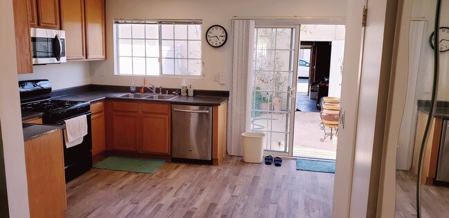 Photo - 19250 Hamlin St