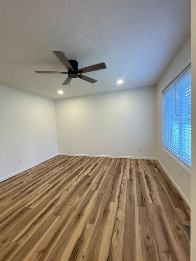 Photo - Great Location 3 bedroom 1 bath 1car garage