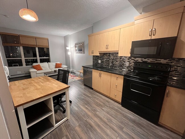 Building Photo - Upscale 1 Bedroom Apt, Furnished with Utilities Included