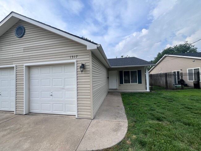 Building Photo - 1309-1323 W Lotus Unit 1323