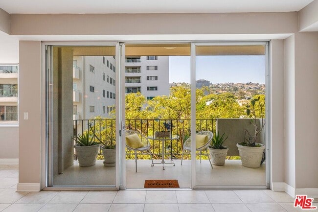 Building Photo - 818 N Doheny Dr Unit 501 Rental