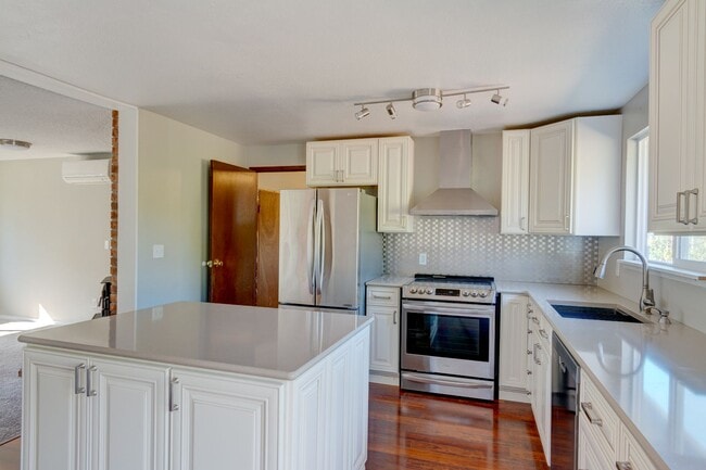 Photo - 634 N El Mirador St