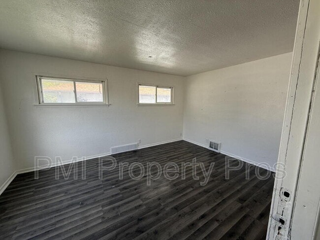 Building Photo - 5642 N 61st St