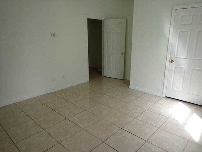 Photo - 5802 Avenue R Unidad Studio Apartment