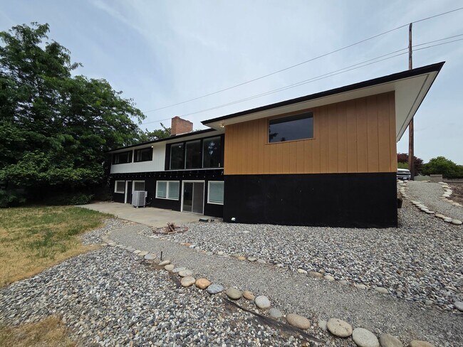 Photo - 4 Bed 2 Bath Golf Course Living