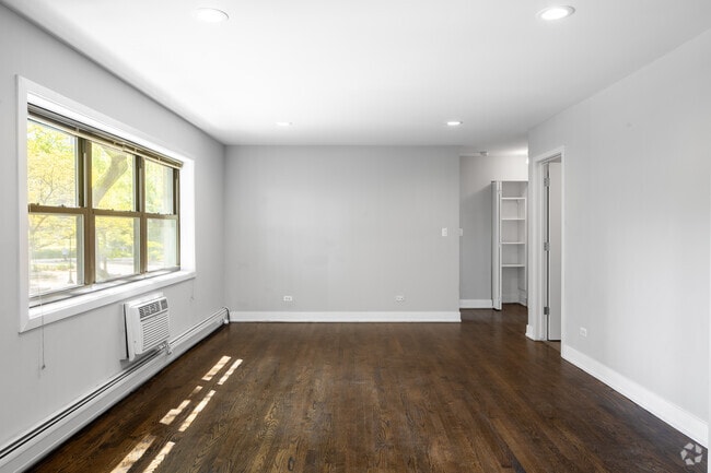 2BR, 2BA - 920SF - Living Room