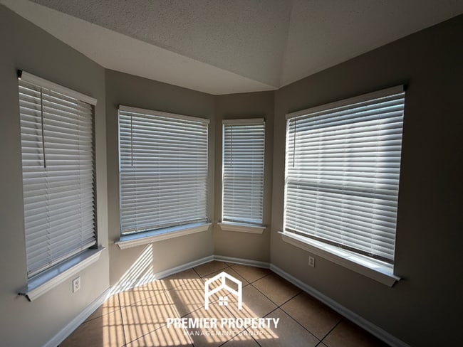 Photo - 2815 Juanita Cir W