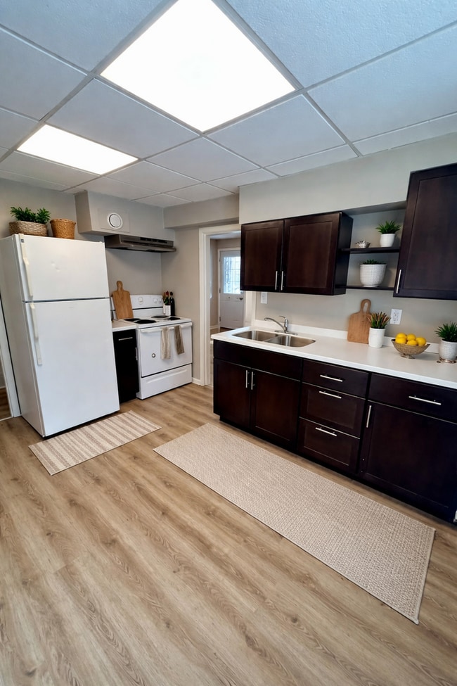 Building Photo - 820 W 4th St Unit #3