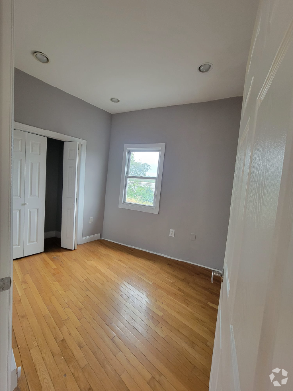 Building Photo - 401 River St Rental