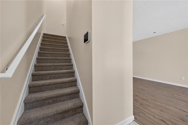 Photo - 1471 Riverrock Trail SW