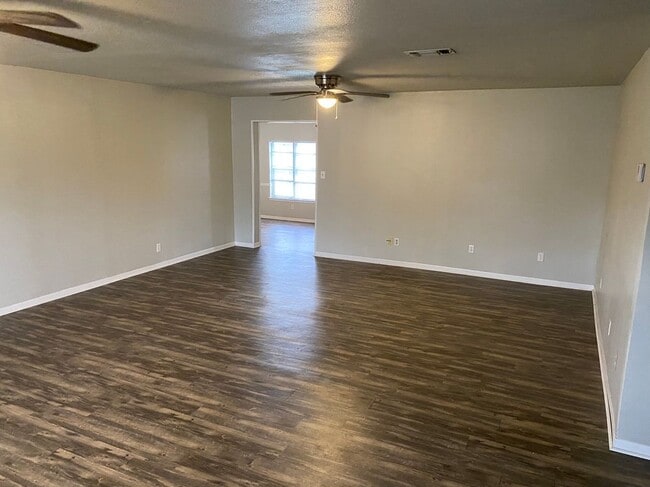 Photo - 211 N Avenue T