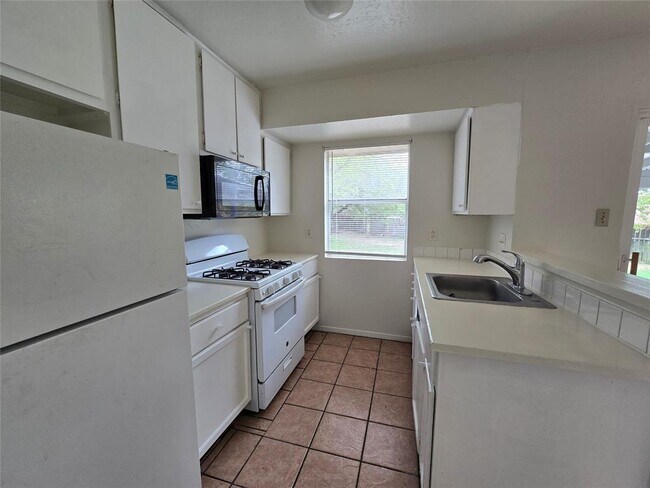 Photo - 1109 Village Green Dr