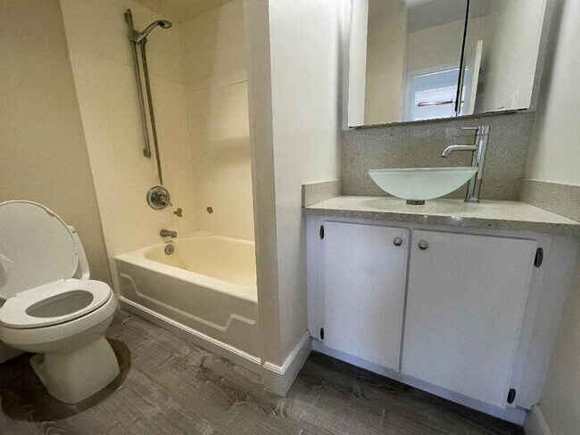 Photo - PAKALANA 2/1.5/1 cmpt pkg, sec, split A/C,... Unit APT 405