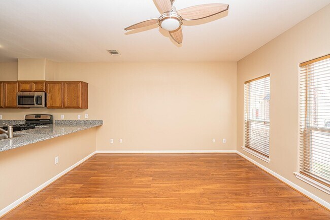 Photo - 2212 Naomi St