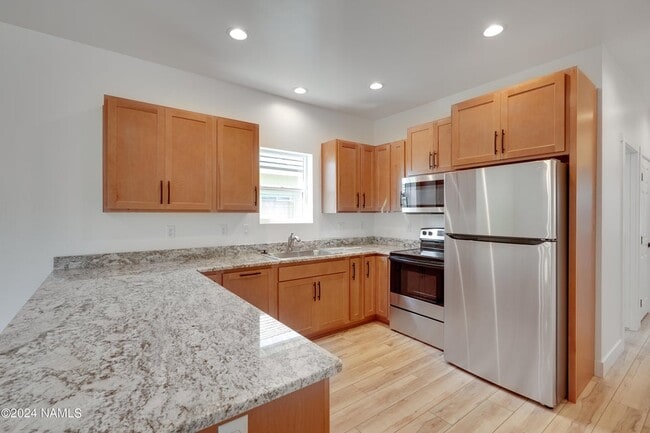 Photo - 324 S 5th St