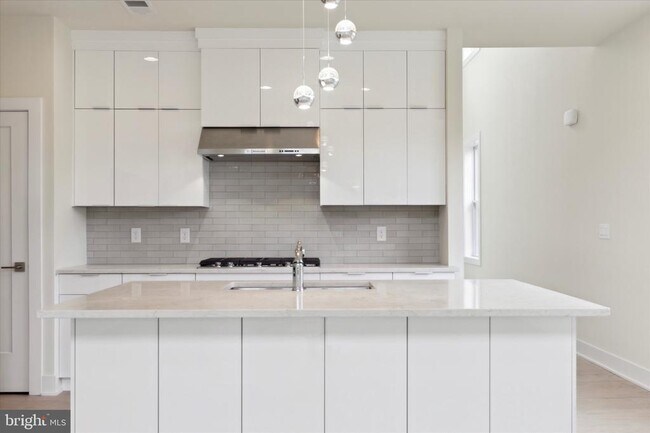 Photo - 674 Levering St