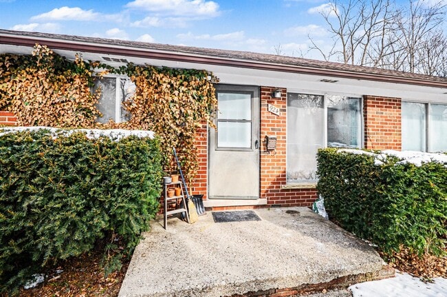 Photo - 924 Lutz Ave