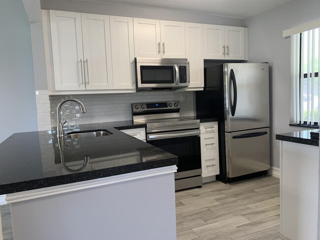 Building Photo - 10011 Winding Lake Rd Unit 101