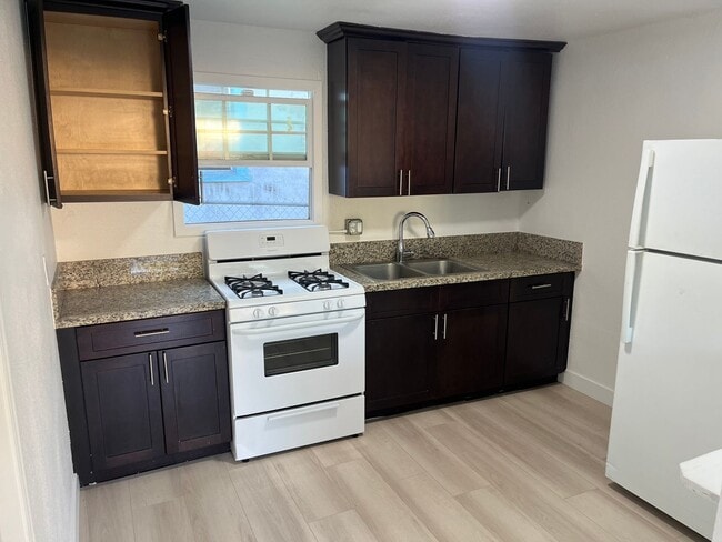 Building Photo - East 1st St Unit 3442 1/2 Rental