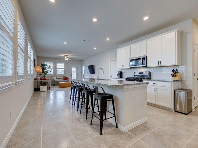 Photo - 325 Serpens St