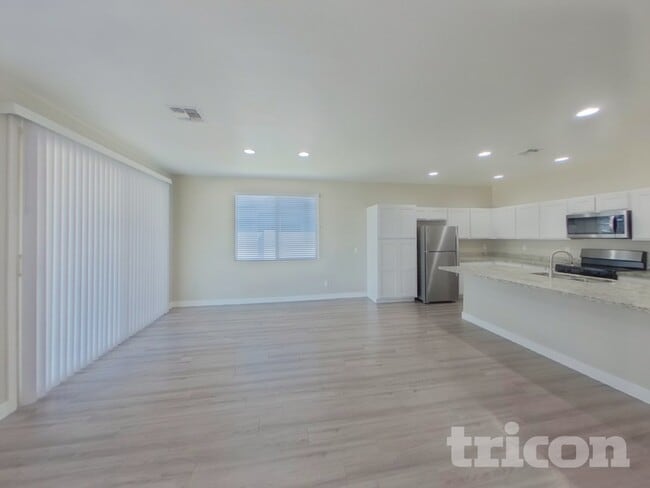 Photo - 2618 E Danbury Rd