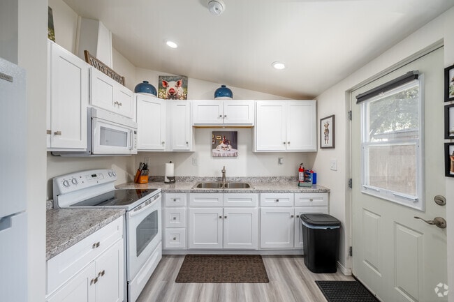 6679A La Jolla Dr - 1BR, 1BA - 450SF - Kitchen