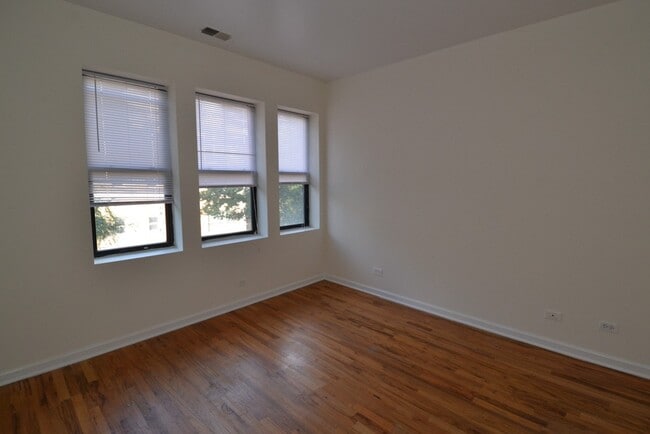 Photo - 911 W Dakin St Unit J06W