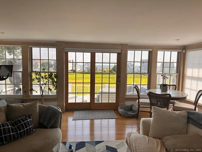 Photo - 57 Mohican Rd E