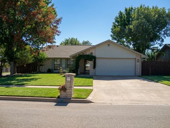 Building Photo - 202 Margarita Dr