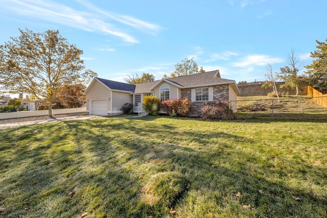 Photo - Spacious Sandy Rambler w 2 car attached