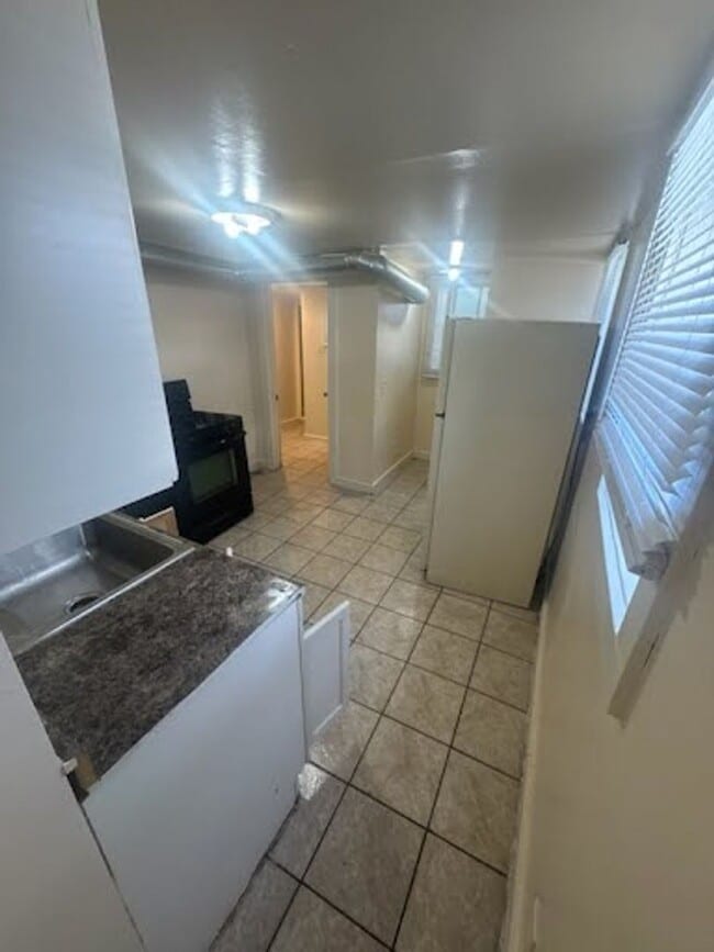 Building Photo - 1587 S Pearl St Unit Lower Rental