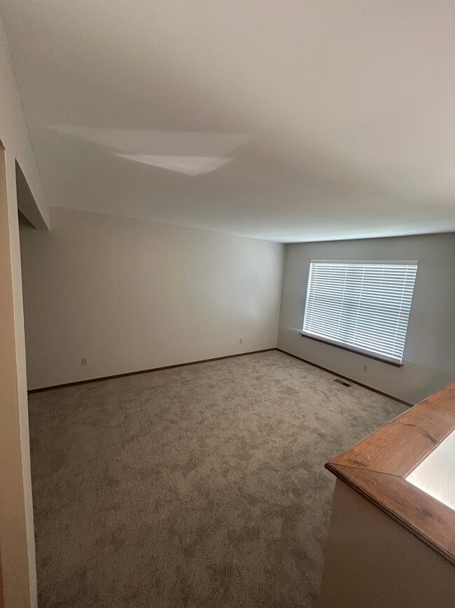 Photo - 555 Whitegate Dr