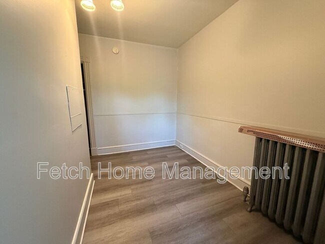 Photo - 911 E King St