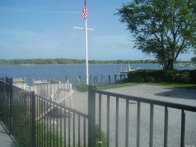 Photo - 30 W Neck Rd