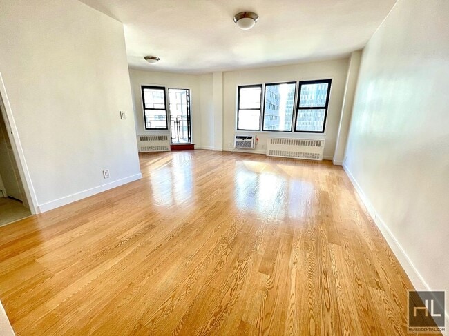 Building Photo - EAST 36 STREET Unit PHC00